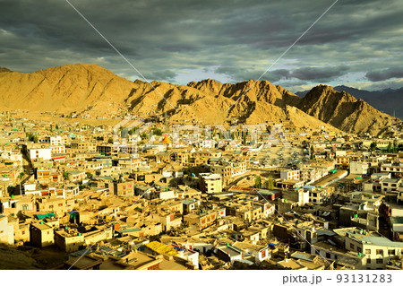 インド最北の秘境、ラダック地方の中心地レーの夕暮れ 93131283