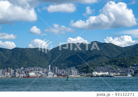 下関かから関門海峡を越えて眺望する夏の青空の北九州都市景観 93132271