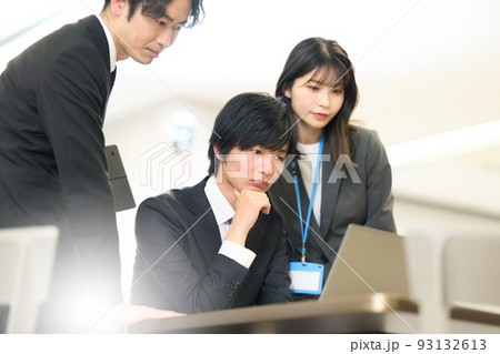 PCの画面を真剣な顔で見つめる若いビジネスパーソン 93132613