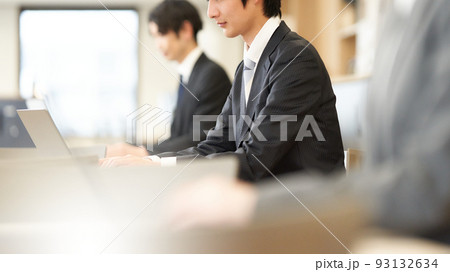 PCに入力するスーツ姿のビジネスパーソン 93132634