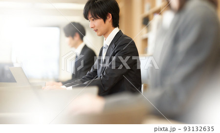 PCに入力するスーツ姿のビジネスパーソン PCに入力するスーツ姿のビジネスパーソン 93132635