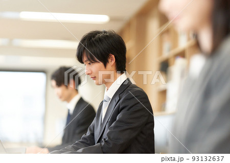 PC作業をするスーツ姿の若いビジネスパーソン 93132637