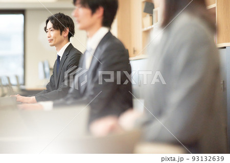 セミナーを受講する若いビジネスパーソン セミナーを受講する若いビジネスパーソン 93132639