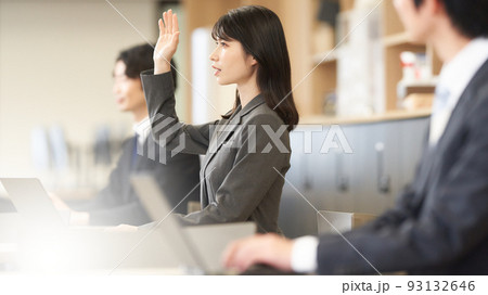 セミナーで発言する若いビジネスウーマンの横顔 93132646