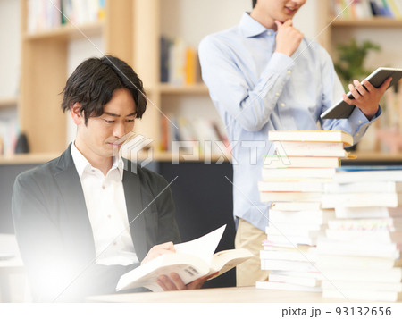 資料室で調べものをする男性 資料室で調べものをする男性 93132656