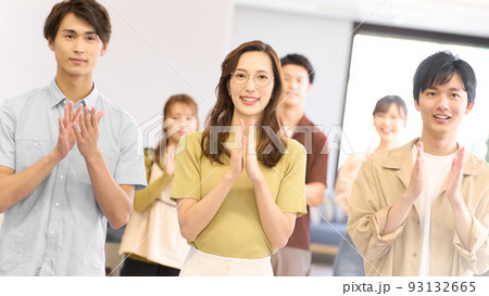 笑顔で拍手をする若い男女 笑顔で拍手をする若い男女 93132665