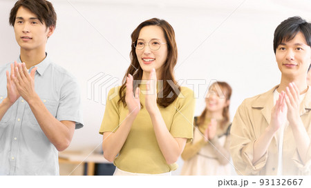 笑顔で拍手をする若い男女 笑顔で拍手をする若い男女 93132667