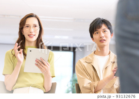 セミナーを受講している若い女性と男性 93132676