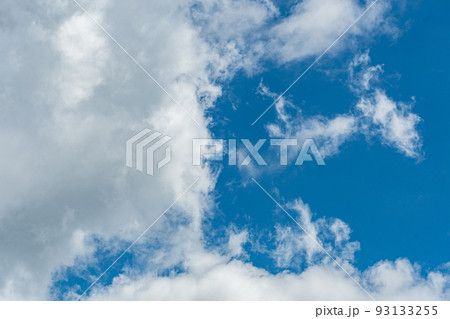 透き通る青い空と白い雲 93133255