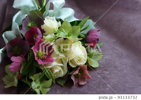 シックなバラとクリスマスローズの花束 93133732