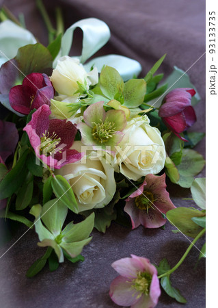 シックなバラとクリスマスローズの花束 シックなバラとクリスマスローズの花束 93133735