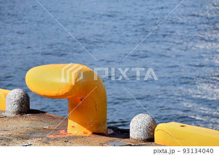 船からのロープを固定するボラード 93134040