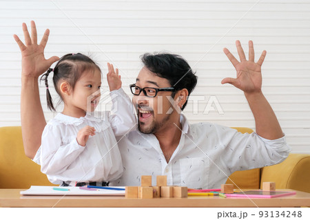 Father and kids 93134248