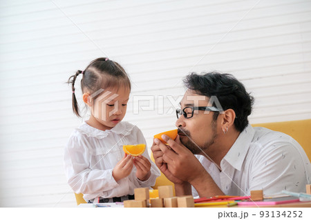 Father and kids 93134252