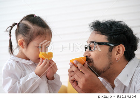Father and kids 93134254