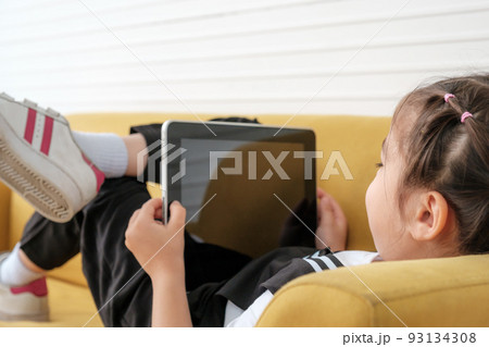 Father and kids 93134308