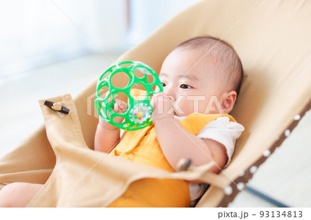 おもちゃで一人遊びする赤ちゃん おもちゃで一人遊びする赤ちゃん 93134813