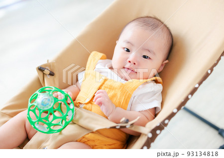 おもちゃで遊ぶ赤ちゃん おもちゃで遊ぶ赤ちゃん 93134818