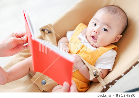 絵本の読み聞かせ　生後3ヶ月の赤ちゃん 93134830