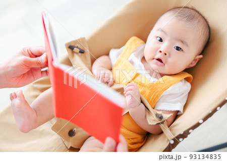 絵本の読み聞かせ 生後3ヶ月の赤ちゃん 絵本の読み聞かせ 生後3ヶ月の赤ちゃん 93134835