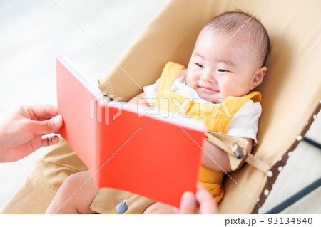 絵本の読み聞かせ　生後3ヶ月の笑顔の赤ちゃん 93134840