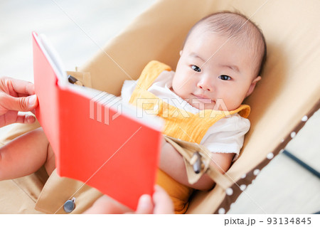 絵本の読み聞かせ　生後3ヶ月の赤ちゃん 93134845