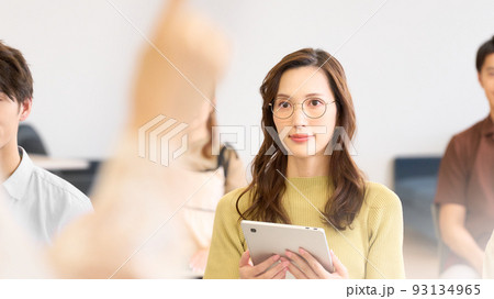 セミナーを受講している若い女性 93134965