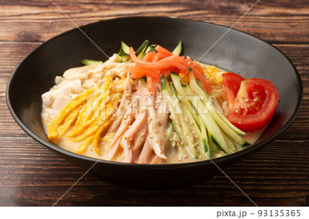 ゴマだれの冷やし中華 93135365