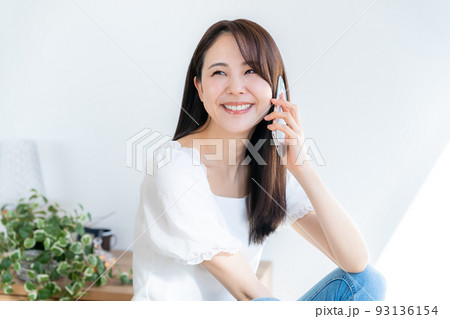 スマホで通話する若い女性 93136154