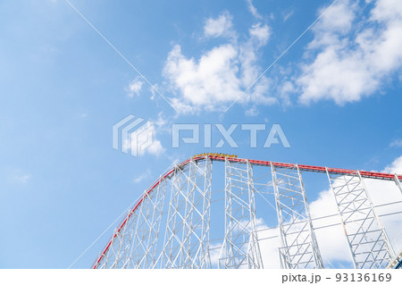 青空とジェットコースター 93136169