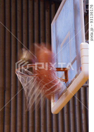 バスケットボールがゴールに入る瞬間 バスケットボールがゴールに入る瞬間 93136176