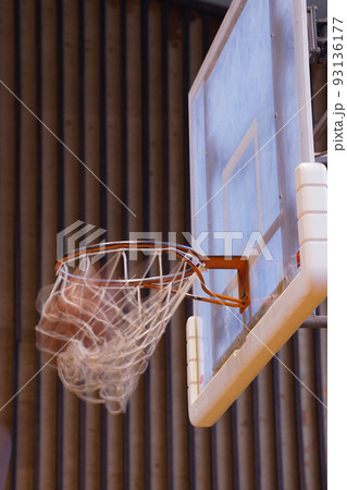バスケットボールがゴールに入る瞬間 93136177
