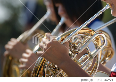 屋外でホルンを吹く少女 屋外でホルンを吹く少女 93136254