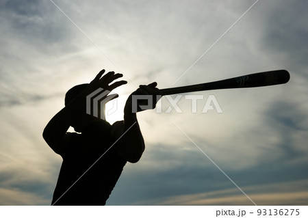 素振りするシルエット 素振りするシルエット 93136275