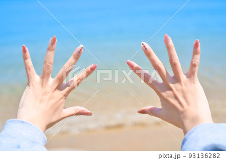 海で両手を広げる女性 93136282