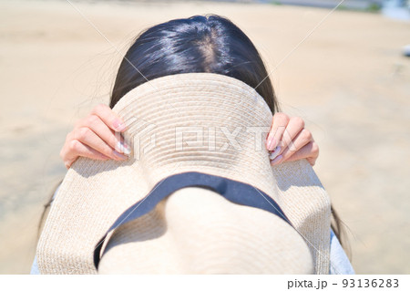 帽子で顔を隠す女性 夏の海 帽子で顔を隠す女性 夏の海 93136283