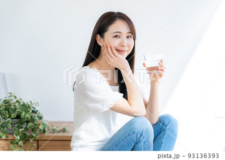 コップを持つ若い女性 コップを持つ若い女性 93136393