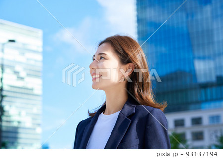 オフィス街に立つビジネスウーマン オフィス街に立つビジネスウーマン 93137194