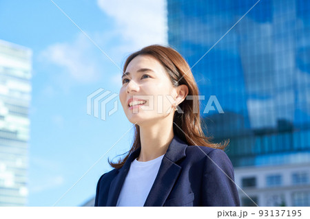 オフィス街に立つビジネスウーマン 93137195