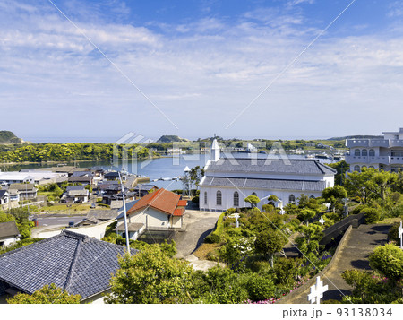 長崎県福江島・水ノ浦教会を望む高台からの景観 長崎県福江島・水ノ浦教会を望む高台からの景観 93138034