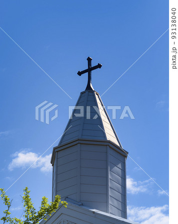 長崎県福江島・水ノ浦教会 尖塔に掲げられた十字架 長崎県福江島・水ノ浦教会 尖塔に掲げられた十字架 93138040