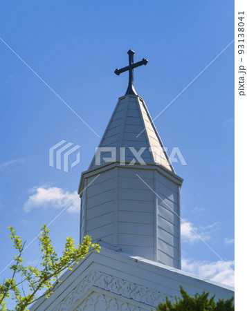 長崎県福江島・水ノ浦教会 尖塔に掲げられた十字架 長崎県福江島・水ノ浦教会 尖塔に掲げられた十字架 93138041