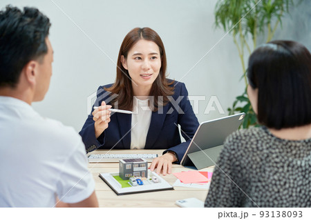 不動産の営業をするスーツ姿の女性 不動産の営業をするスーツ姿の女性 93138093