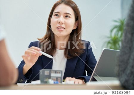 不動産の営業をするスーツ姿の女性 不動産の営業をするスーツ姿の女性 93138094