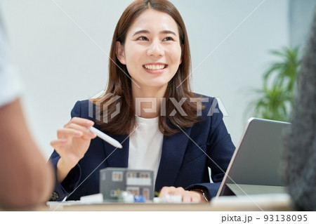 不動産の営業をするスーツ姿の女性 93138095