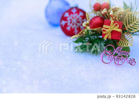 雪の上のクリスマス飾り 雪の上のクリスマス飾り 93142826