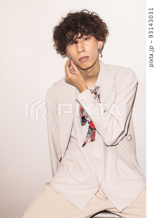 若い男性　ポートレート 93143031