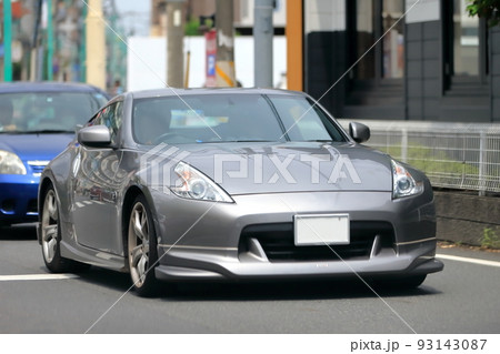 街中を走るスポーツカー イメージ 街中を走るスポーツカー イメージ 93143087