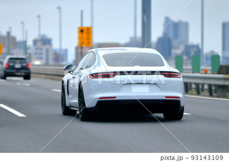 高速道路を走るスポーツカー イメージ 高速道路を走るスポーツカー イメージ 93143109