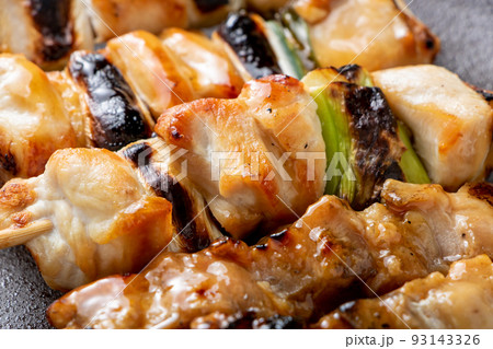 焼鳥(たれ焼き)盛り合わせ(ねぎまともも)のアップ。 93143326